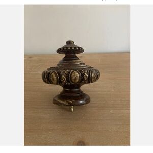 NEW 2 finials and 2 brackets